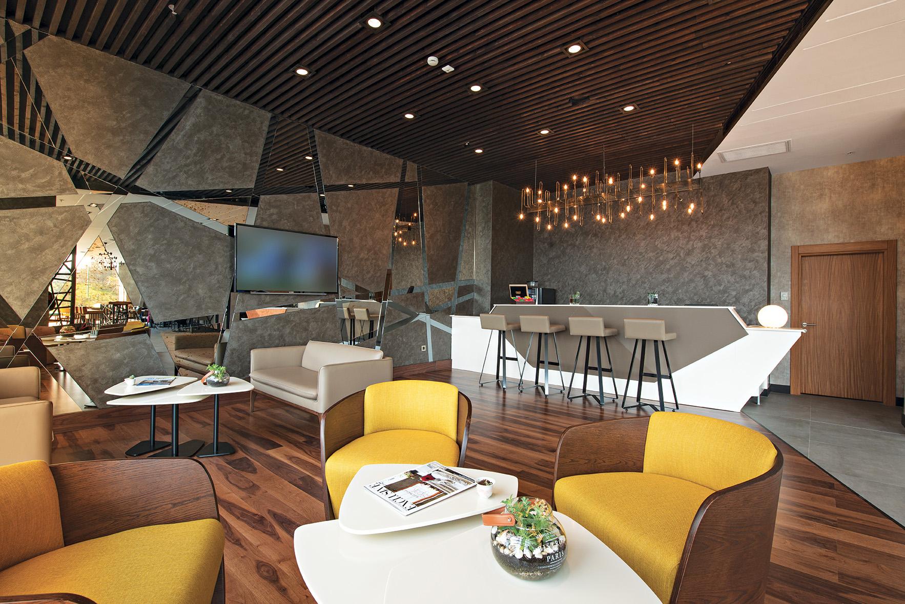 HOLIDAY INN — 3